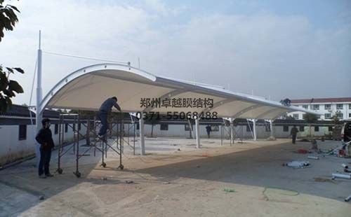 除銹完成防腐作業中的膜結構車棚