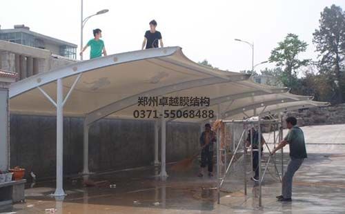 澆水發測試膜結構車棚排水是否合理