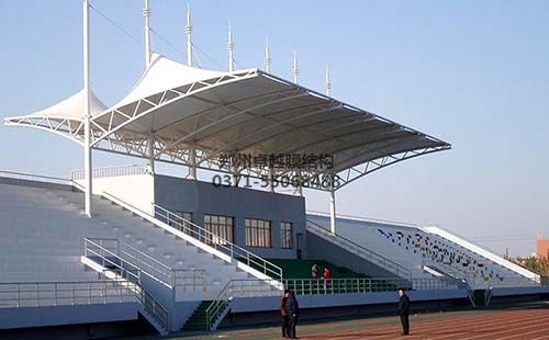 某學校的膜結構看臺實拍圖
