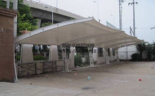 維護保養得當的膜結構車棚