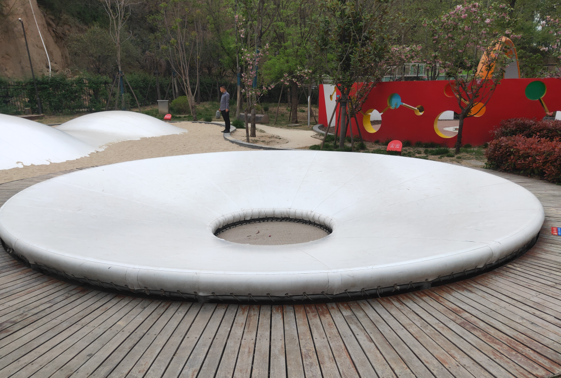 陽光下的活力：打造完美蹦床遮陽休閑區