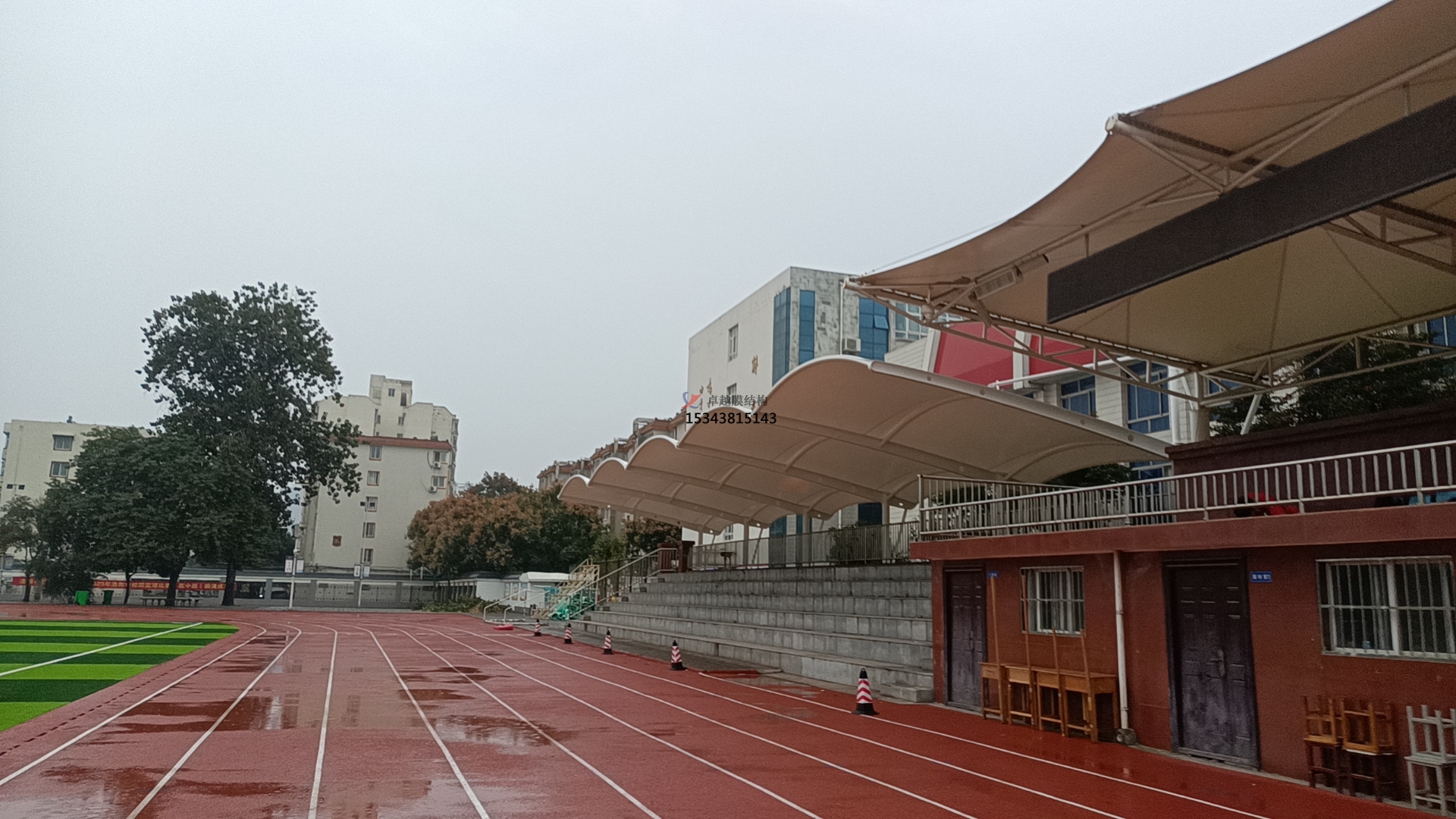 學校田徑場<font color='red'>膜結構看臺</font>遮陽棚如何選擇材料？不同材料對其性能有何影響？