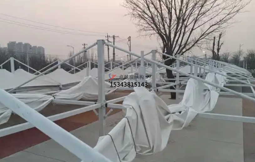 設(shè)計雨棚使用PVDF膜結(jié)構(gòu)有優(yōu)勢嗎