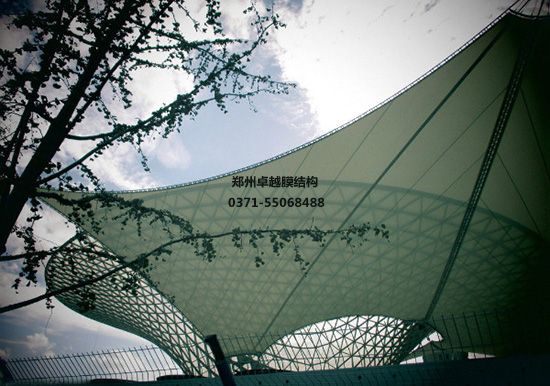 膜結構自行車棚